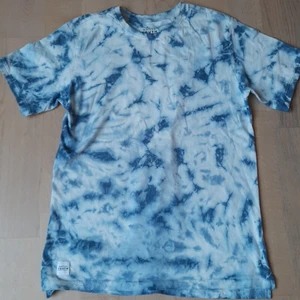 Ljusblå t shirt - Tie dye t shirt från native youth. Aldrig använd