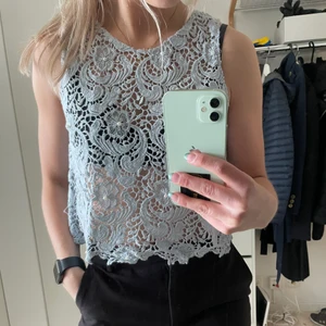 Topp - Ljusblå mönstrad topp med pärlor som detaljer. 