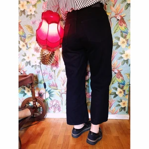 Svarta wide legged jeans Strl 31 - 🔦💡🛋️🩹🗿                                                          70-tals inspirerade High waist, wide legged, cropped jeans. Oanvända. 