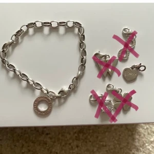 Thomas Sabo armband  - Thomas Sabo silver armband med berlocker! Armbandet 500kr och varje berlock 50kr/styck (tillsammans med armband) annars 100kr per berlock. (ord. 249kr- uppåt)! Knappt använd så i mycket bra skick samt orginalförpackning, självklart äkta! 