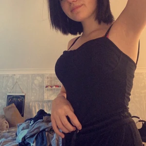 Body - Säljer denna skit snygga body’n pga aldrig använd (testat) en vanlig svart med mönster runt brösten. Skit snygg💗