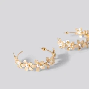 Örhängen NA-KD - Jättefina örhängen från NA-KD. Endast provade men aldrig använda.