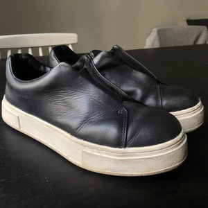 Eytys Doja 💕 så fina sneakers  - Säljer dessa ursnygga sneakers från Eytys (modell: Doja, nypris: 2195kr) för att de är aningen för stora för mig. Storleken är 38, och passar 38-39. Om det är många intresserade blir det budgivning. Köpare står för frakt💕