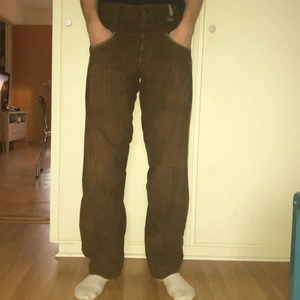 Rash manchesterbyxor waist 34 - Rätt använda vintage manchesterbyxor med inga stora fläckar eller skador, förutom att det finns ett hål vid fickan, och att en skärphållare är trasig.