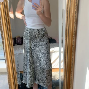 Fin sommarkjol  - Sjukt fin kjol till sommaren, säljer då den inte kommer till användning, frakten ingår inte priset 