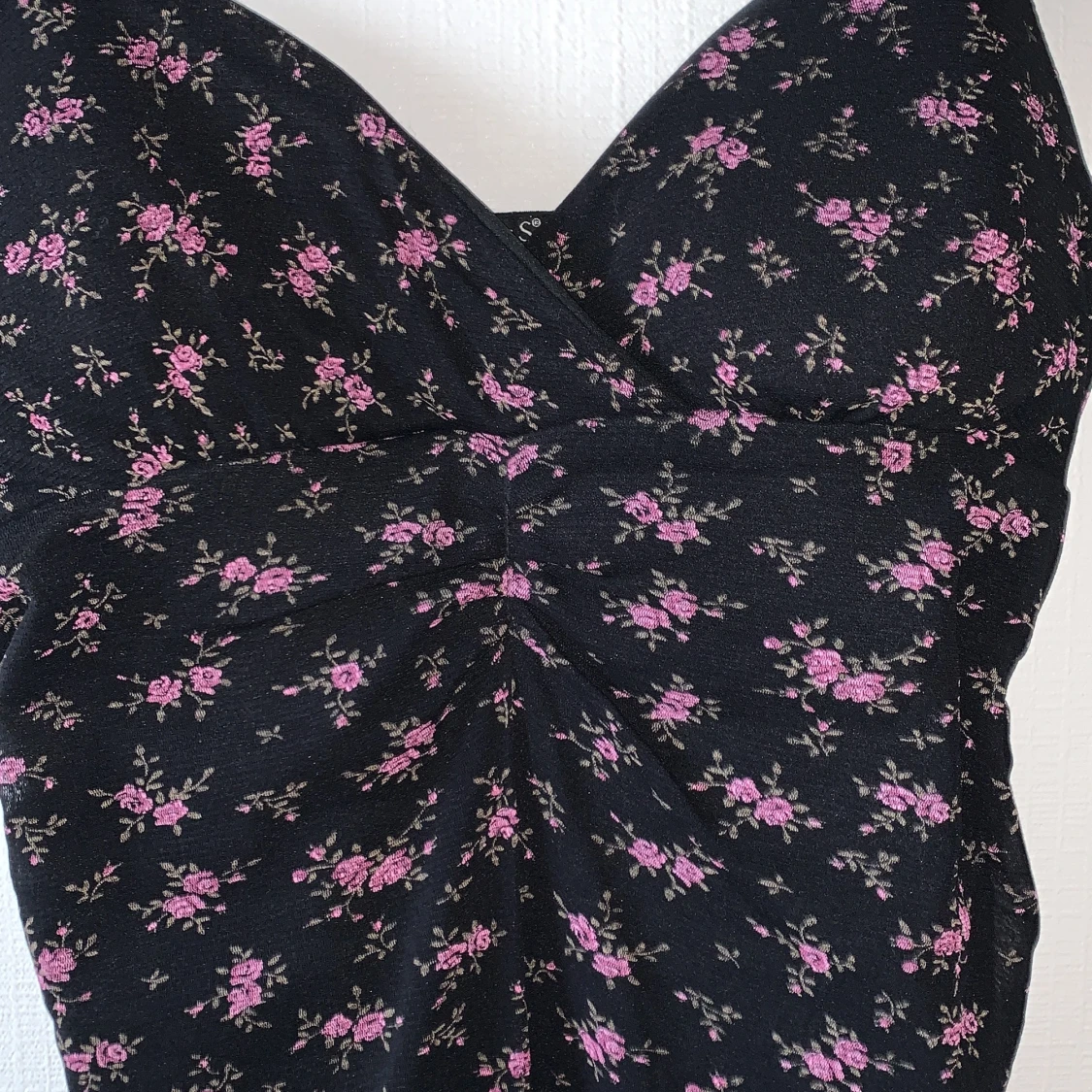 Svart, rosablommig klänning - 90