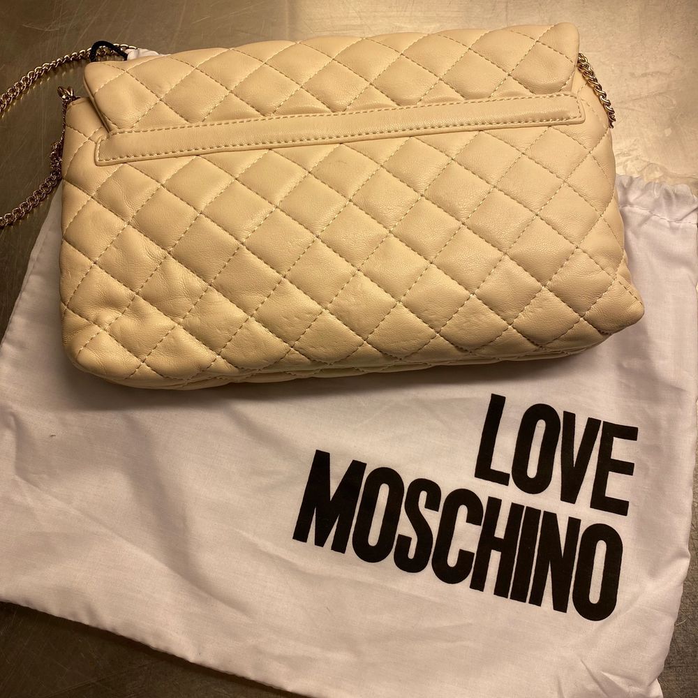 Love Moschino quiltad väska | Plick Second Hand