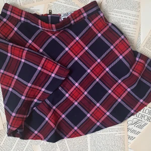 Jätte fin Hamton Republic skol i nyskick!  - Skulle säga att den passar mellan xxs och s, eftersom den är justerbar💕