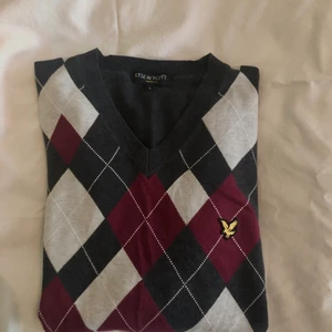 Lyle & scott sweater  - Superfin lyle & scott tröja i bra skick. Säljer då den bara ligger och inte används. Passar perfekt till både byxor och kjol! Trendigt men också vintage på samma gång!