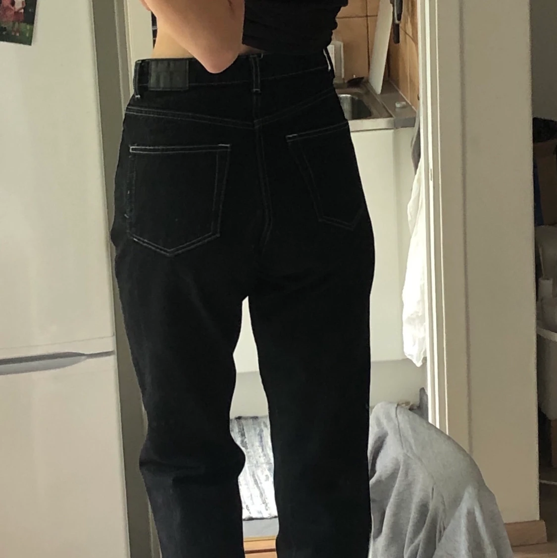 Svarta jeans med vita sömmar - 91