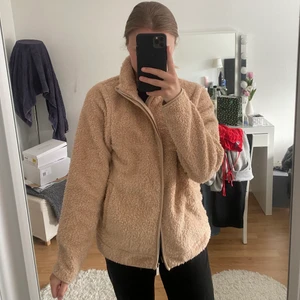 Teddy jacka/kofta - Säljer denna oanvända Teddy jacka köpt på lager 157. Superfin och mjuk, men kommer aldrig till användning. Storleken är M men passar mig som är vantligvis en S. Frakt tillkommer💜