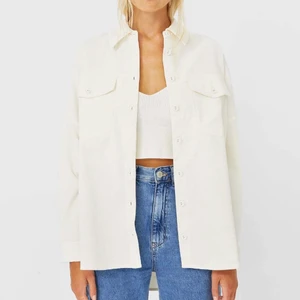 Tunn jacka - Säljer denna vita tunna jackan som är perfekt till sommaren. Aldrig använd och har prislappen kvar💗💗