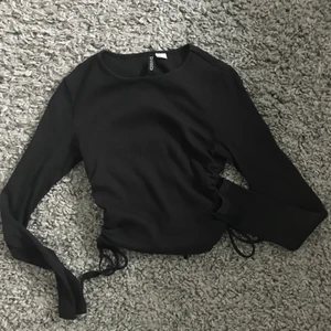 Tröja med snörning  - Najs tröja i toppenskick då den nästan är ny😄.      fraktar hur du vill men du betalar😊