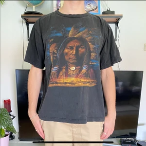 VINTAGE OVERSIZED T-SHIRT - Små fläckar som syns på bild, i övrigt en riktigt cool t-shirt. 