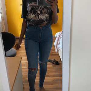 Slitna jeans  - Materialet är skönt, köpt för ett långt tag sen men har knappt använt de.