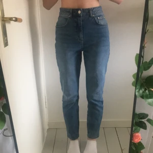Jeans - Nästan oanvända, storlek 36 men passar mig som vanligtvis har storlek 34💖 Jag är 163cm lång, 200kr inklusive frakt