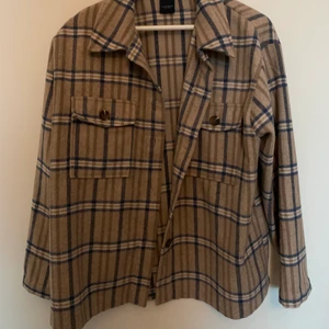 Jacka - En jacka som är helt oanvänd, jätte bra matrial och väldigt snygg! Säljer pågrund av att den aldrig används☺️ Köparen står för frakt💕