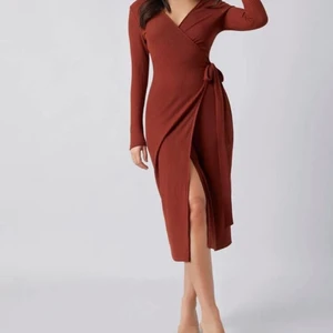 Elegant omlottklänning  - Superfin och elegant omlottklänning i skönt material. Hög midja, stretchig, midi. Helt ny/oanvänd. Storlek L, liten i storleken🤎