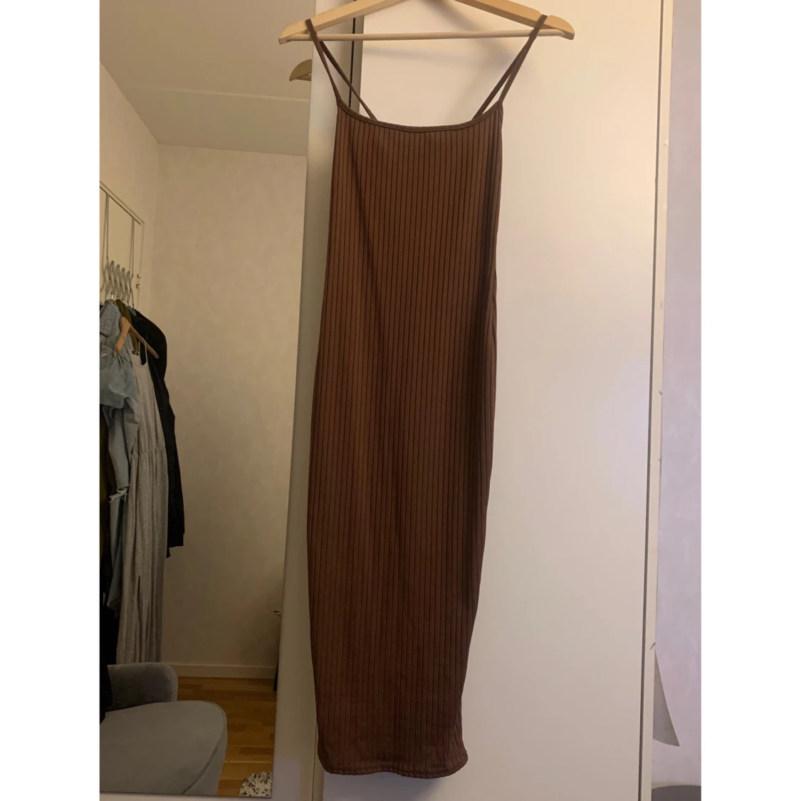 Ribbad klänning från Boohoo 