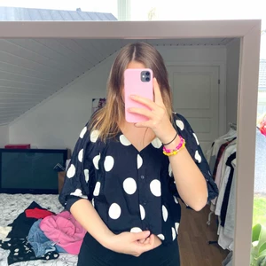 Prickig blus  - Söt prickig blus storlek M. Använd fåtal gånger! 