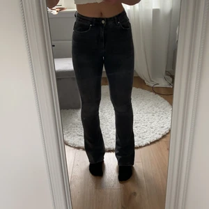 Jeans - Här är ett par superfina gråa bootcut jeans med låg midja