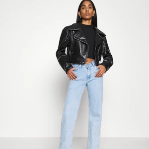 Jacka från weekday  - Jacka i fakeskinn från weekday som är helt slutsåld. Nypris 979kr men säljer för 399kr men priset går att diskuteras. Köparen står för frakt