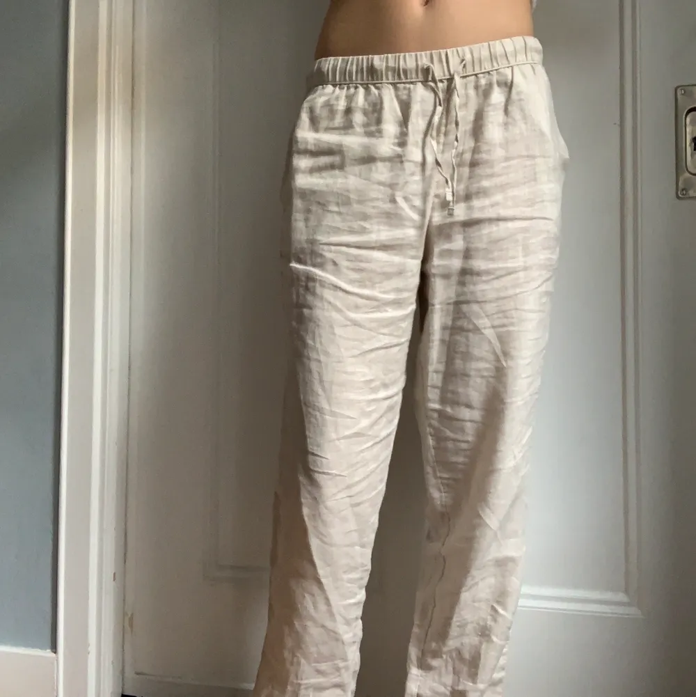 Perfekta linnebyxor till sommaren. Säljer pga de va lite för korta för min smak.(Jag är 173) Storlek S🌟 Säljer för 200+frakt💖🌟. Jeans & Byxor.