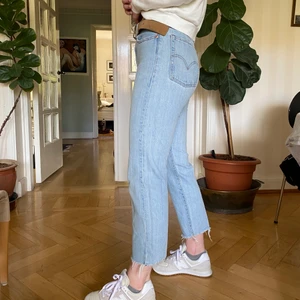 Levis Wedgies straight 28 - Ett par ljusa levis wedgies straight i storlek 28. Skulle vilja säga att dom är rätt stora i storleken så passar bra om man normalt sätt bär 27 ellet 26! Änvända ett fåtal gånger bara, så dom är inte slitna i färg eller på något annat sätt! 