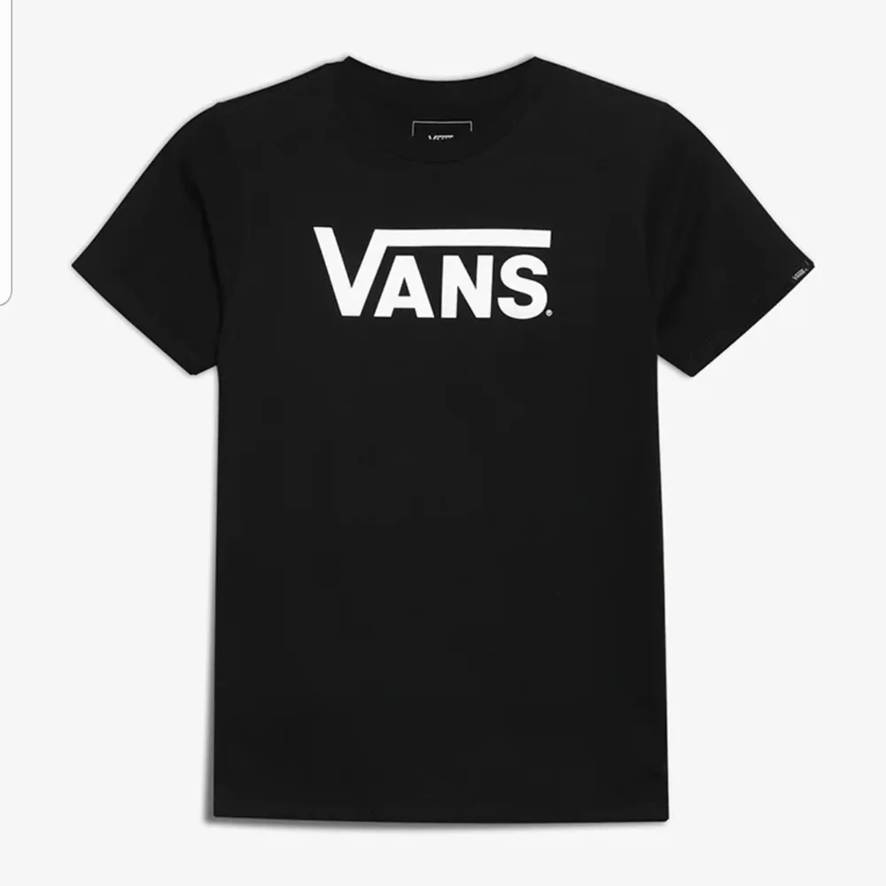 Ny Vans T-shirt som endast är använd en gång! Säljer då jag tyvärr tycker att den är för liten för mig! köparen står för frakten!💗. T-shirts.