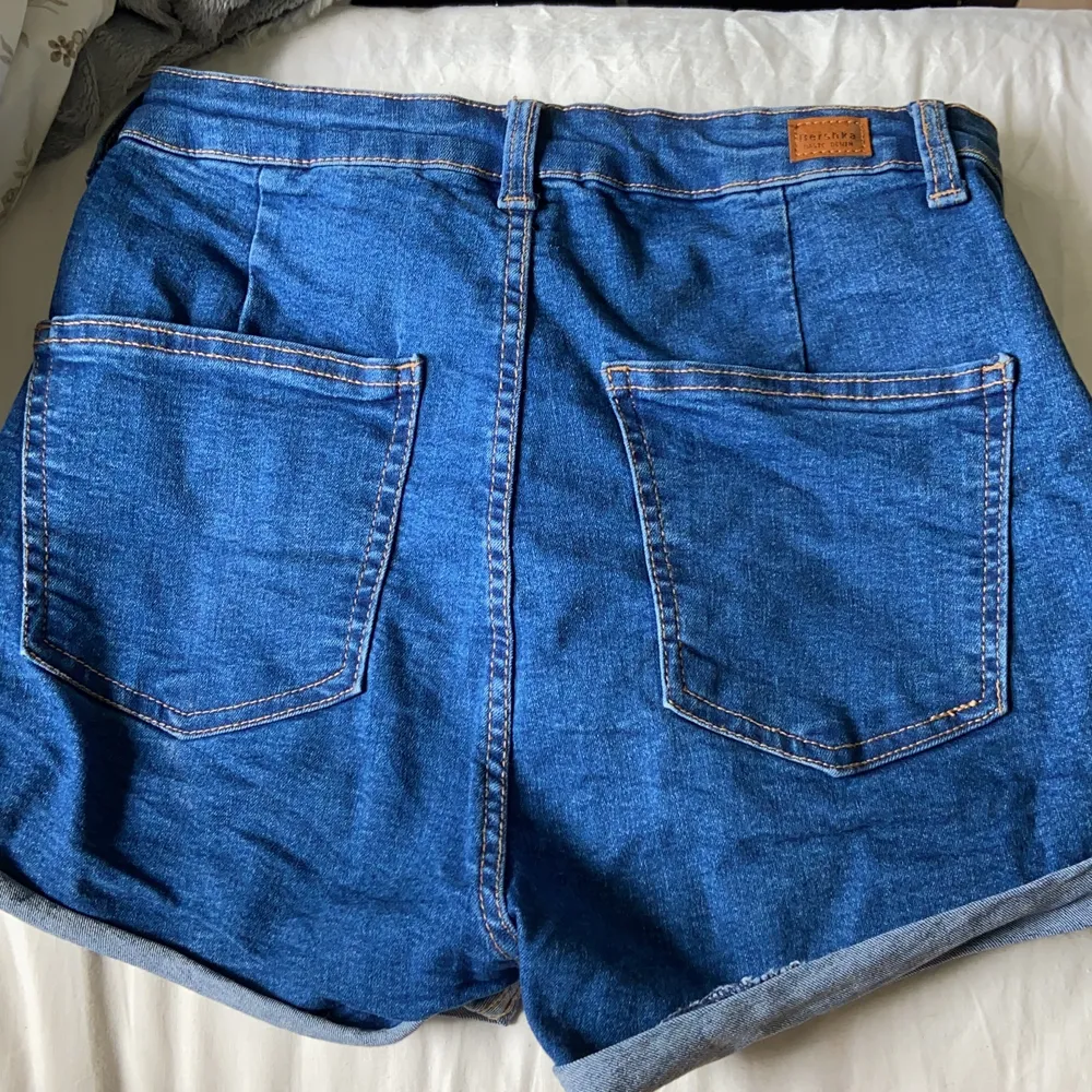 Mörkblåa high waisted jeansshorts från Bershka, nytt skick. Shorts.