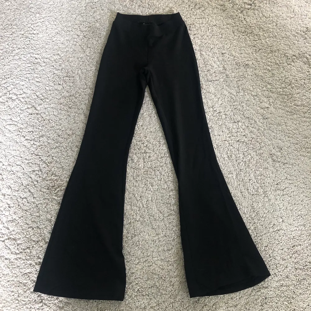 Svarta utsvängda byxor i skönt material, nästan aldrig använda. Köparen står för frakt.. Jeans & Byxor.
