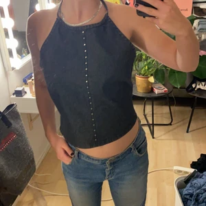 Svart linne med nitar - Super fint svart linne med nitar fram till. Öppen i ryggen vilket är sååå fint och band man knyter runt halsen. Har inte använt mycket alls så i mycket fin skick!❤️❤️skriv vid frågor❤️❤️