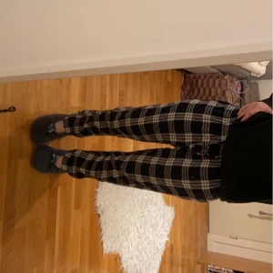 rutiga pyjamasbyxor  - Rätt så välanvända blåa rutiga pyjamasbyxor från H&Ms herravdelning💙