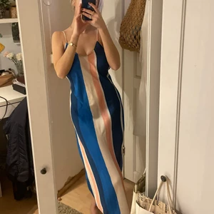 Klänning, strl S - Så himla fin klänning från H&M i storlek S💫 Jättehärliga färger och den öppna ryggen är så snygg!😍💓