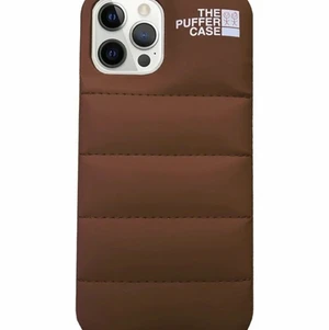Puffer Case till iPhone - Puffer Case inspirerad av designer från the North Face, väldigt trendig bland de nuvarande modet. Köp genom länken i Instagram @TrendiCaseStore eller genom att gå in på bit.ly/33nSIAI. Finns mer färger och modeller där. Fri frakt på alla ordrar.