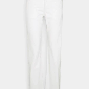 Weekday Jeans - Arrow jeans som jag köpte för några dagar sedan men tappat bort returetiketten så kan ej skicka tillbaka. Dem var förstora på mig som brukar ha 36/38. Lågmidjade. Nypris 499kr