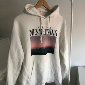 Vit hoodie  - Vit hoodie med tryck