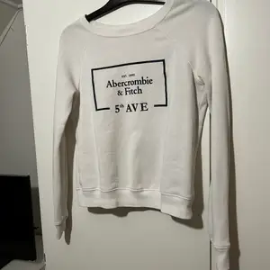 Vit sweatshirt från abecrombie & fitch, köpt i deras butik i Paris 