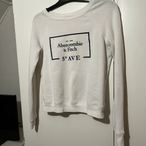 Sweatshirt - Vit sweatshirt från abecrombie & fitch, köpt i deras butik i Paris 
