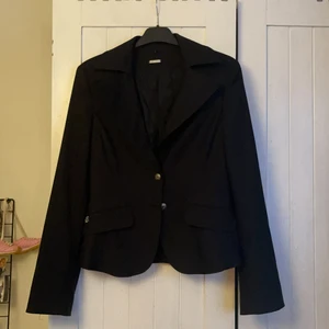 Kavaj blazer  - En svart kavaj/blazer i strl M, passar mer xs/s skulle jag säga! 