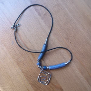 Halsband  - Läderband och någon slags metall! 