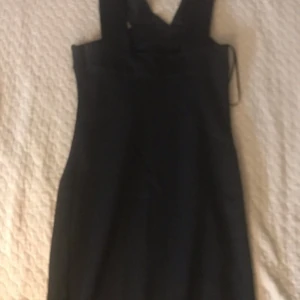 Kirt Svart klänning  - Har nästan aldrig blivit används, tjock material, inga fläck eller hål. DM för bättre bild 