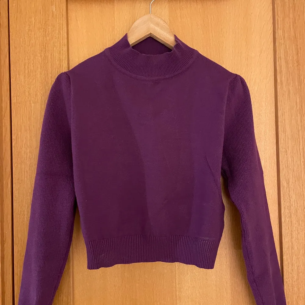 Lila stickad tröja från en liten butik i Österrike. Storlek:S Pris:180kr + frakt. Stickat.