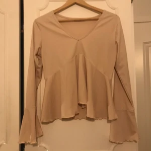 Beige tröja  - Jättesöt beige tröja med vida ärmar! Brukar knyta den där bak som ni ser på andra bilden💕🙏