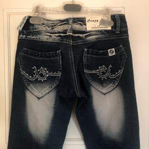 Extremt snygga jeans köpta på plick. Dragkedjan är trasig men jag har använt dom med hjälp av lite filofix-hemmalösning. Bootcut, lågmidjade. Den ena ”tungan”/där man sätter skärpet, har jag råkat rycka loss, syns till vänster på första bilden. Kan mötas upp i Gbg annars står köparen för frakt✨☀️