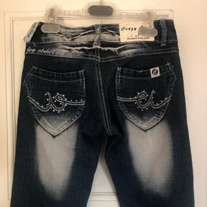 Sexiga jeans - Extremt snygga jeans köpta på plick. Dragkedjan är trasig men jag har använt dom med hjälp av lite filofix-hemmalösning. Bootcut, lågmidjade. Den ena ”tungan”/där man sätter skärpet, har jag råkat rycka loss, syns till vänster på första bilden. Kan mötas upp i Gbg annars står köparen för frakt✨☀️