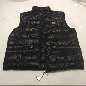 Moncler väst - Moncler väst Storlek 5 (L) condition 7/10 använd några gånger men ska köpa en ny nu till våren.