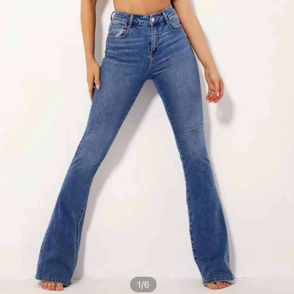 Här är ett par andra Bootcut jeans som är väldigt fina på men säljs pågrund av att jag aldrig har använt sen jag köpte dom. Storleken är L på jeansen. Perfekt som vardags jeans till skolan eller bara ute på jobb. Jeans & Byxor.