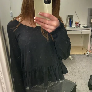 Volangtröja - Säljer min söta volangtröja🪐🪐💜💜💚skriv vid frågor 