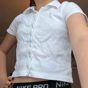 En jätte fin vit topp med krage🤍 - Den här toppen har tyvärr inte kommit till användning och säljs inte längre. Den är perfekt till sommar och passar hur bra som helst, den är i nytt skick!🤍